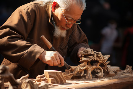 手持木质雕刻刀的男人背景图片