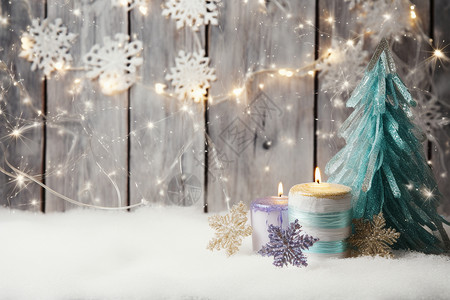 圣诞树旁边的蜡烛背景图片