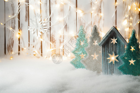 灯光点缀的圣诞树背景图片