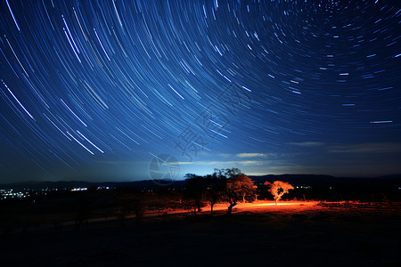 营地夜晚天空中的绚丽景观设计图片