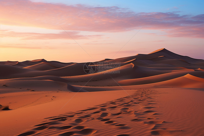 沙漠黄昏的美丽风景图片