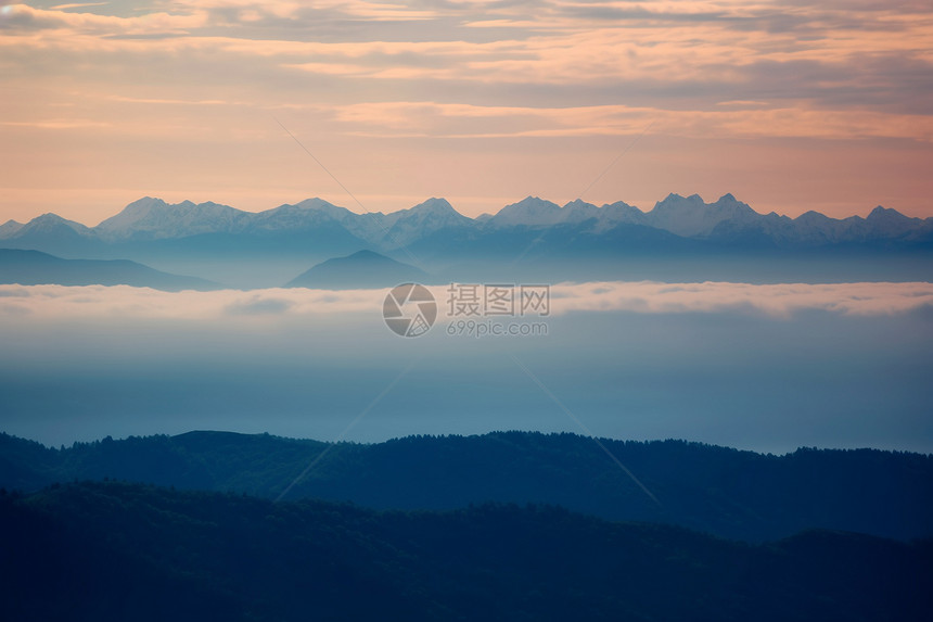 云雾缭绕中的远山图片