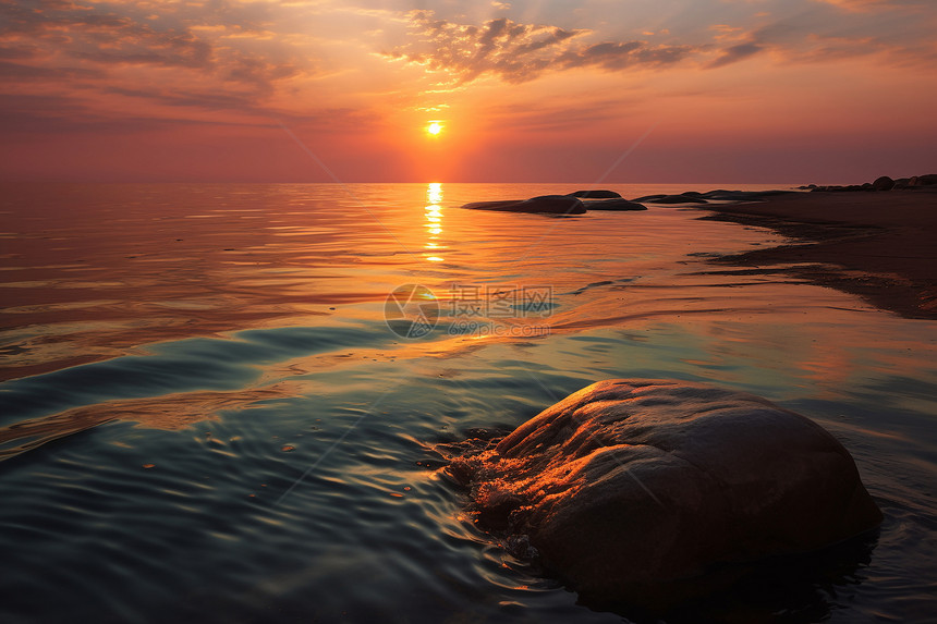 海洋日落中的岩石图片