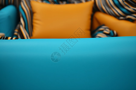 蓝色椅子上的靠垫背景图片