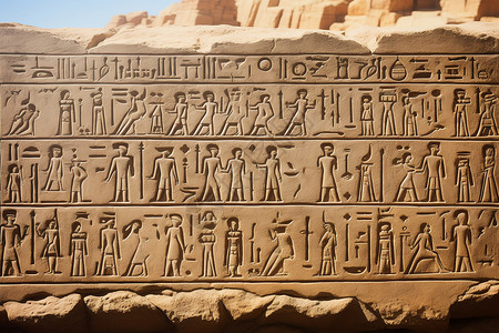 沙漠中的象形文字石板高清图片