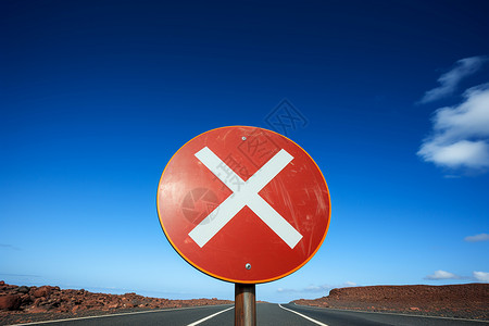 停车警示牌沙漠阳光下的警示牌背景