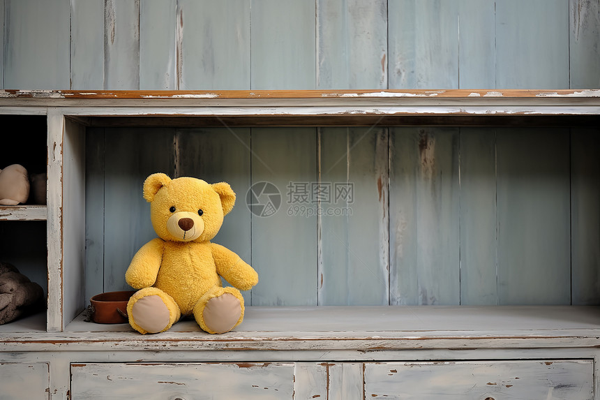 老旧木架上的玩具熊图片