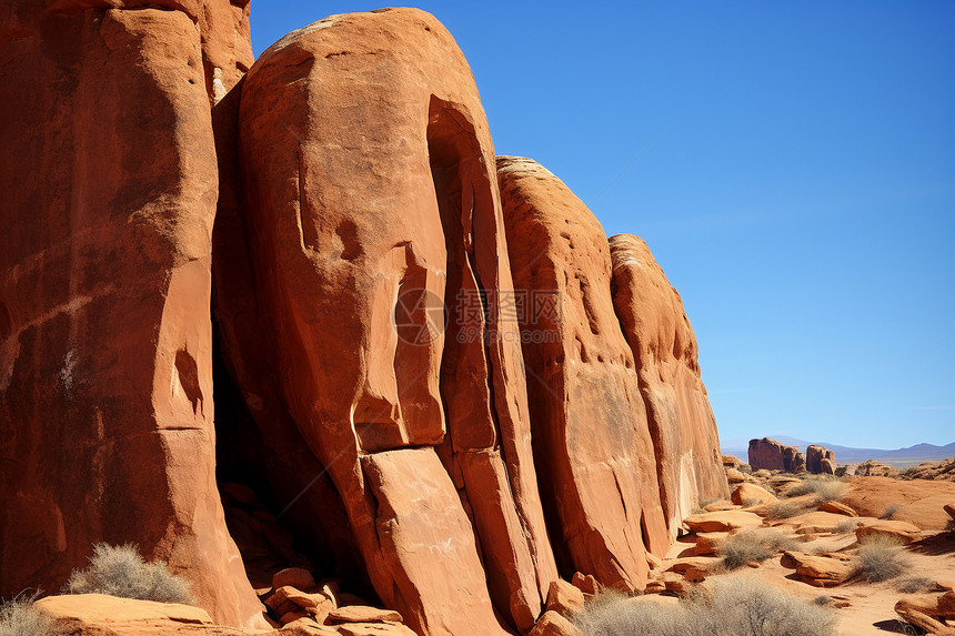 沙漠中的巨大岩石塔图片