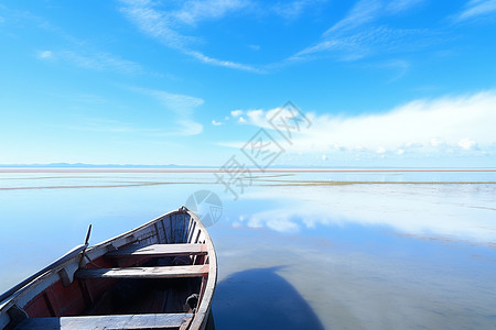 平静湖面上的小木船背景图片