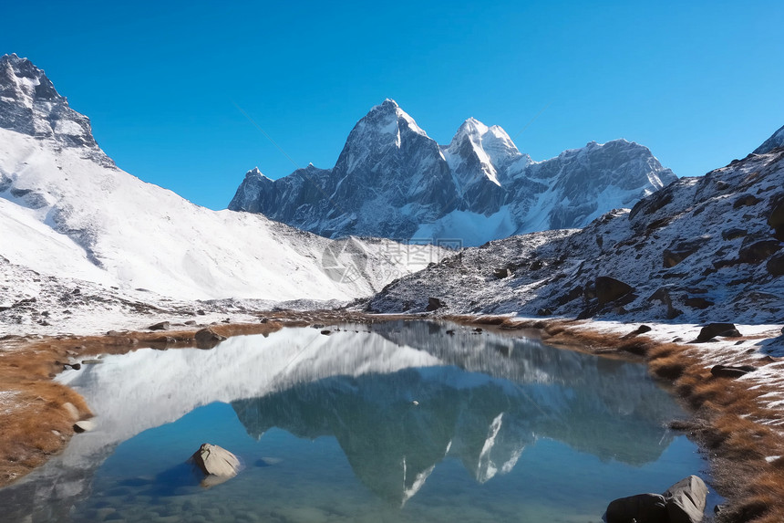 冰雪山脉与湖泊图片