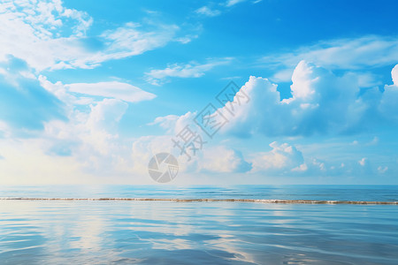夏季海面上蔚蓝的天空背景图片