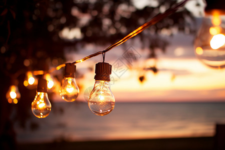 户外海边悬挂的小灯泡背景图片