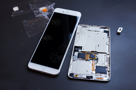 后盖损坏的手机背景图片