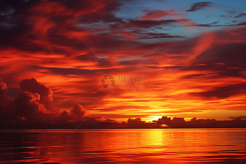 夕阳映照水中的美丽景观图片