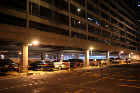 夜幕下的城市停车场背景图片