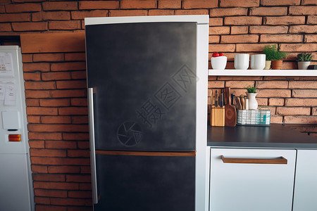 现代厨房里黑色冰箱背景图片