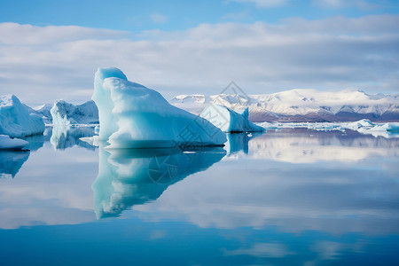 冰湖上漂浮着一座冰山背景图片
