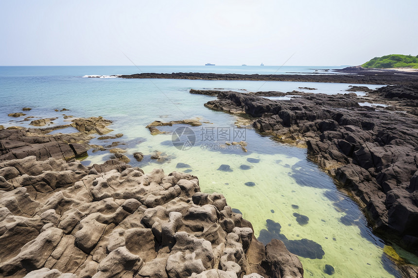 浩瀚海岸边的岩石图片