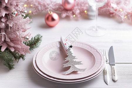 桌子上的餐具和圣诞节装饰背景图片