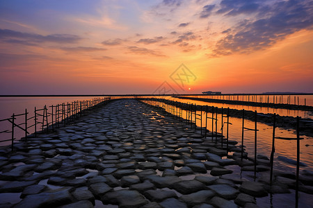 夕阳映衬下的长石步道高清图片