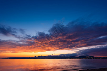 天空云彩美夕阳云彩倒映岸边美背景