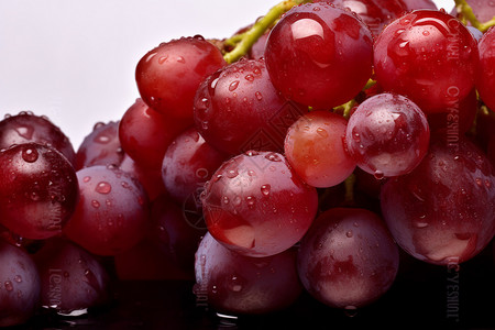 水滴洒在一束红葡萄上背景