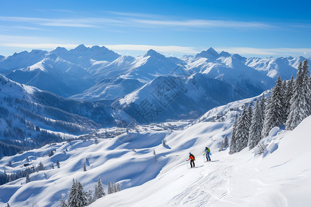 雪山上的两个滑雪者背景图片