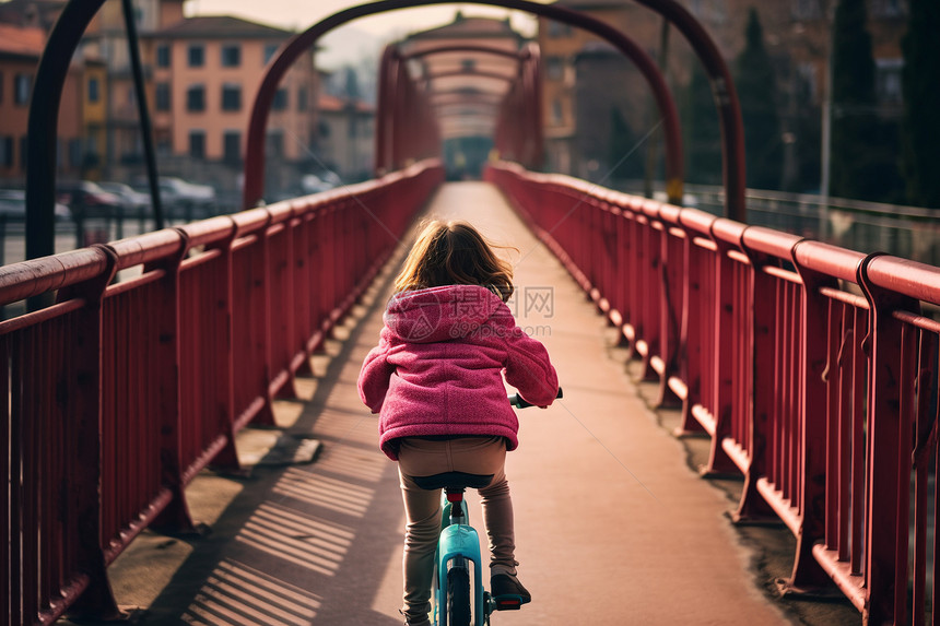 城市过街天桥上骑车子的小女孩图片