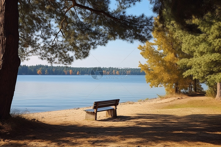 秋季湖畔休息的长凳图片