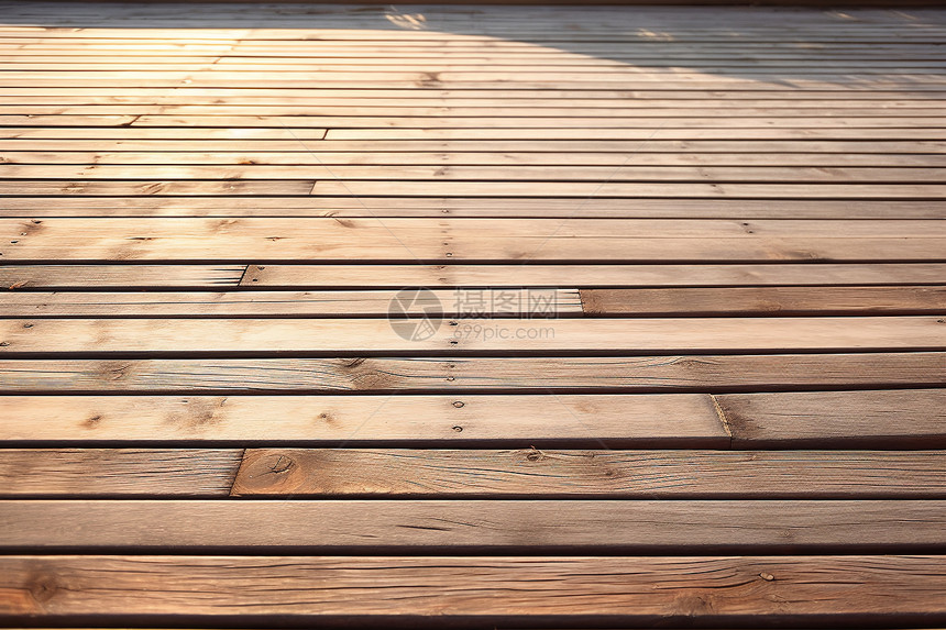 阳光下的木制甲板图片