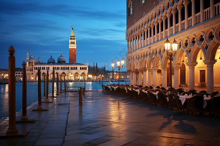 夜晚下的威尼斯城市景观背景图片
