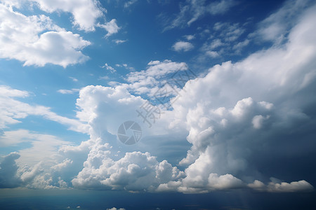 天空中巨大的云朵背景图片