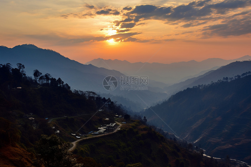 山脉上的夕阳图片