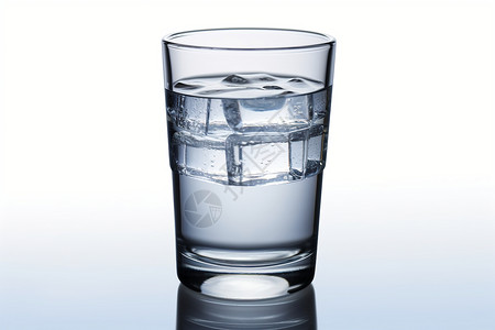 玻璃杯里的冷水背景图片