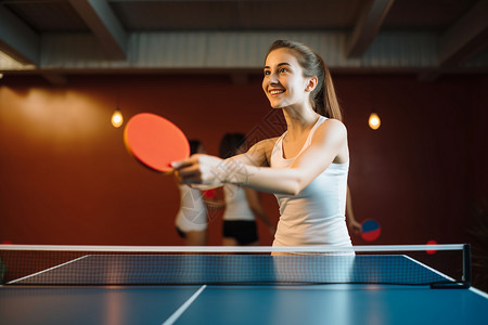 打乒乓球的女孩背景图片