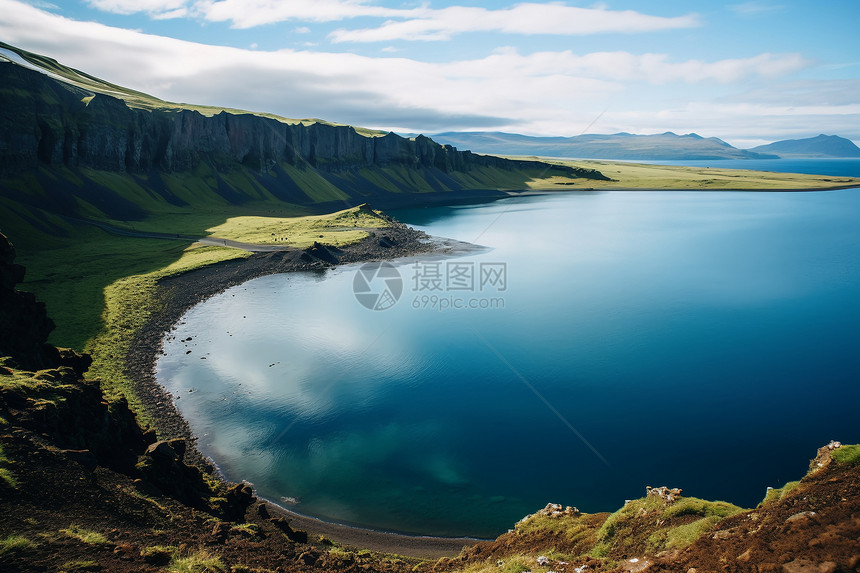 远山环绕的湖泊图片