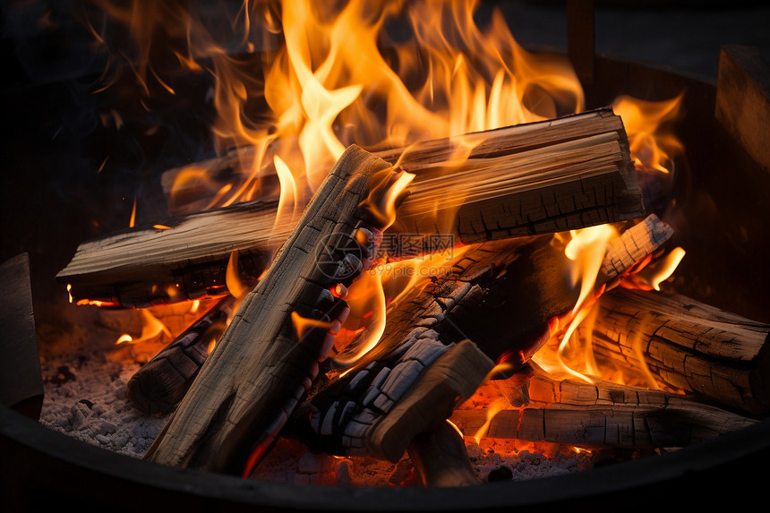 火炉中燃烧的木柴图片
