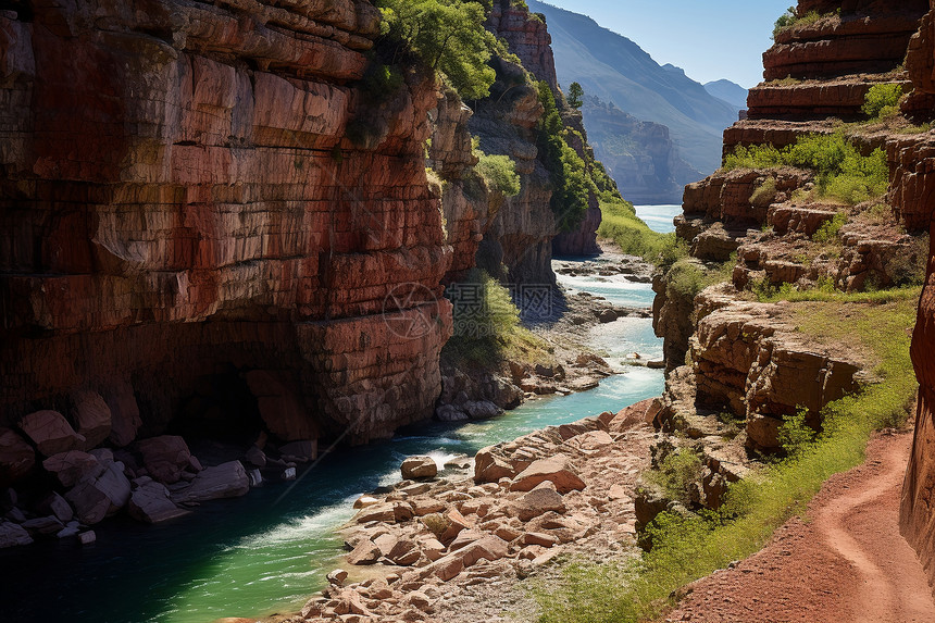 峡谷中流淌的一条河流图片