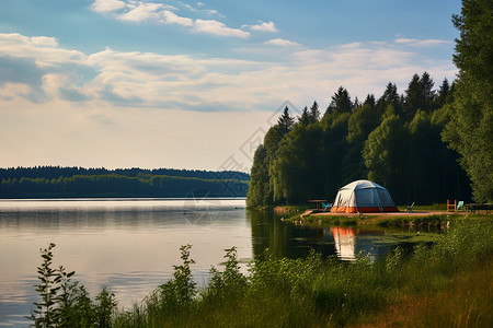 森林湖畔的帐篷背景图片