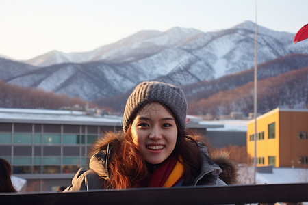 冬季校园中笑容灿烂的女子背景图片
