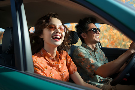 骑车出行情侣汽车里的快乐情侣设计图片