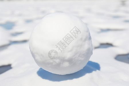 雪地嬉戏雪地上的雪球背景