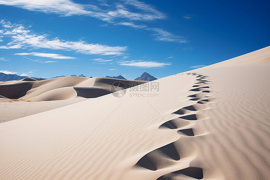 沙漠中连绵的沙丘图片