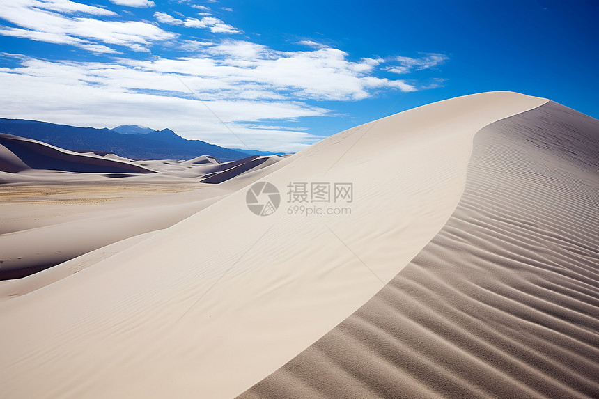 蓝天白云下的巨大沙丘图片