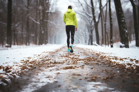 冬日林间跑步的人高清图片