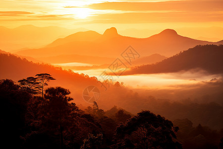 远山如黛云雾缭绕背景