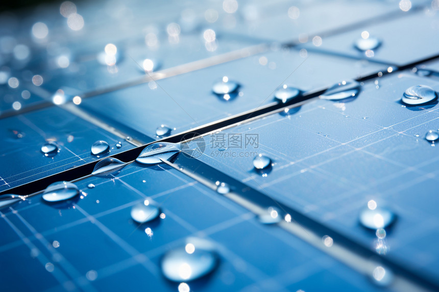 水滴悬浮的太阳能面板上图片