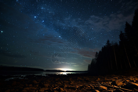 夜空下的湖泊和森林背景图片