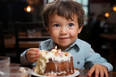 小男孩吃蛋糕背景图片