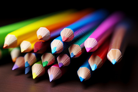 桌子上的彩虹铅笔背景图片